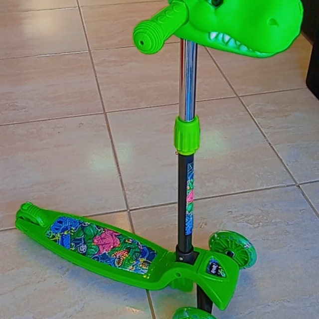 MONOPATIN DINOSAURIO CON LUZ ( 8030 )