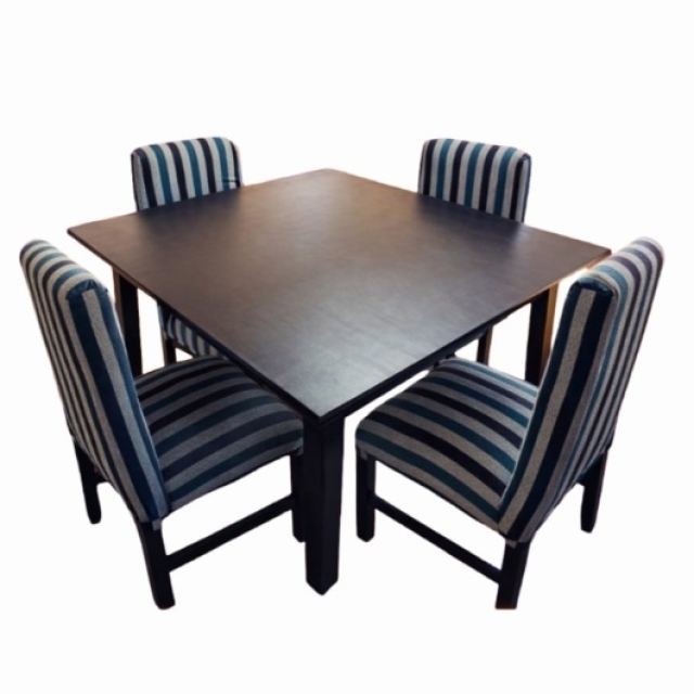 MESA CUADRADA DE 1.20X1..20MT + 4 SILLAS VESTIDA ( 5971 )