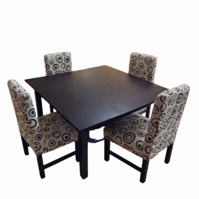 MESA CUADRADA DE 1.20X1..20MT + 4 SILLAS VESTIDA ( 5971 )