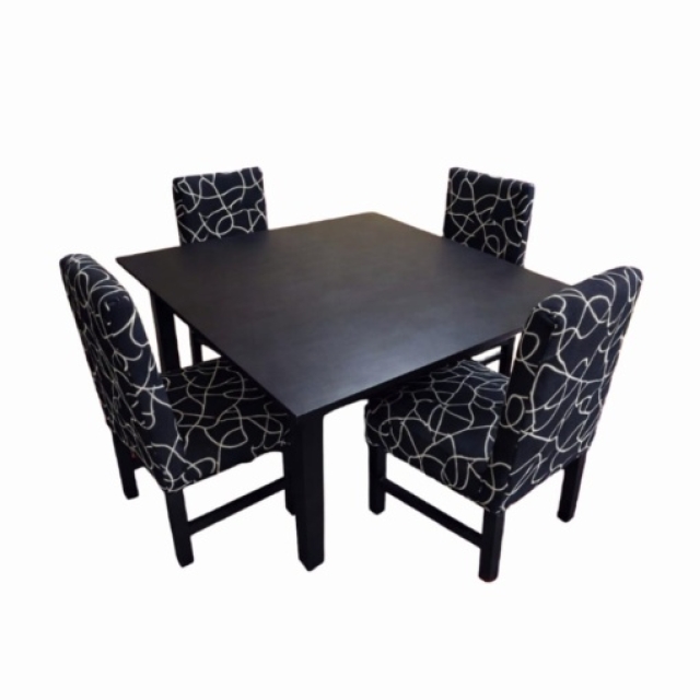 MESA CUADRADA DE 1.20X1..20MT + 4 SILLAS VESTIDA ( 5971 )