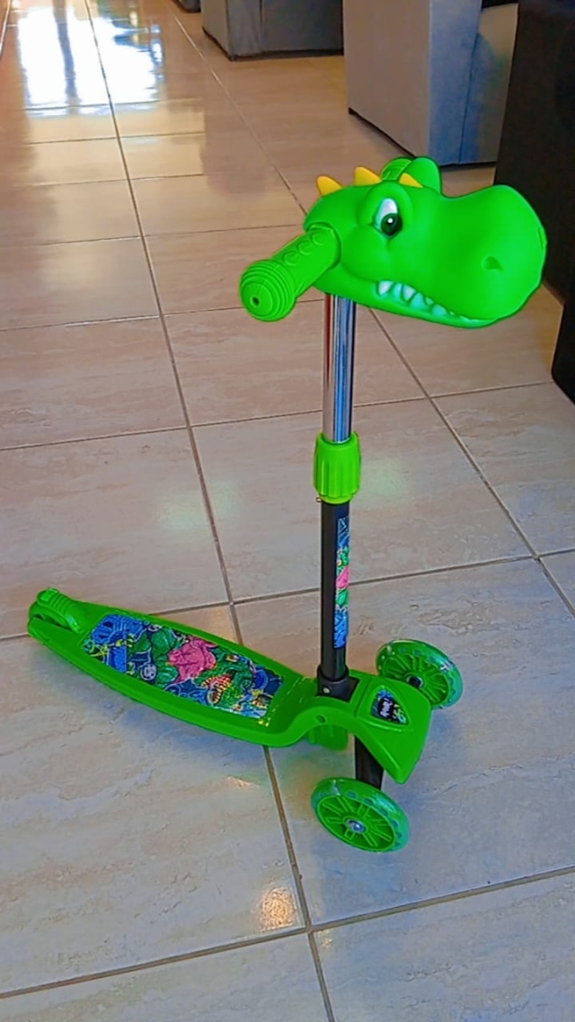 MONOPATIN DINOSAURIO CON LUZ ( 8030 )