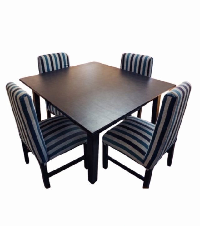 MESA CUADRADA DE 1.20X1..20MT + 4 SILLAS VESTIDA ( 5971 )