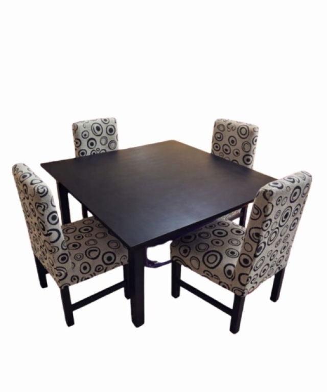 MESA CUADRADA DE 1.20X1..20MT + 4 SILLAS VESTIDA ( 5971 )