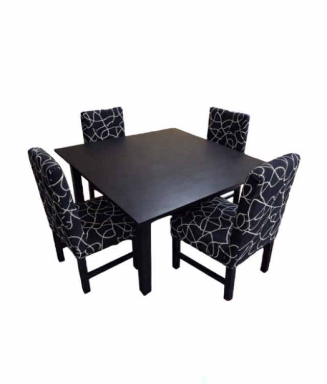 MESA CUADRADA DE 1.20X1..20MT + 4 SILLAS VESTIDA ( 5971 )